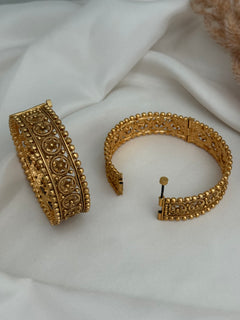 Gold screw bangle Set