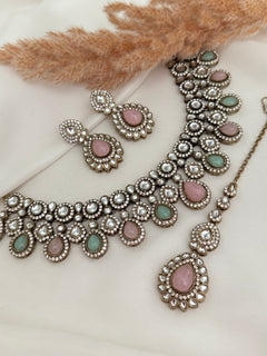 Uncut Kundan Necklace Set