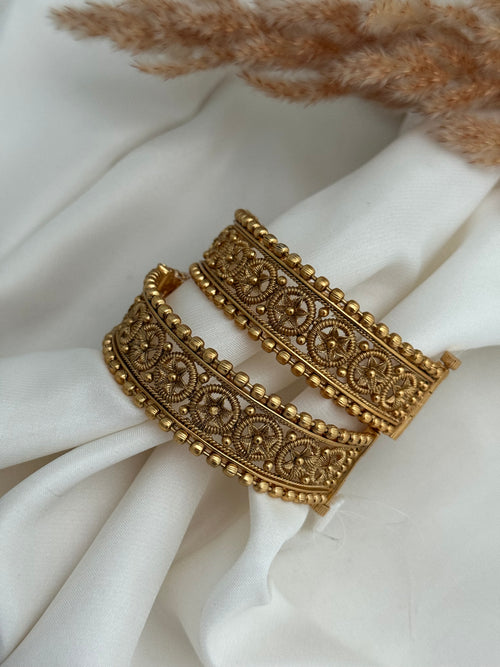Gold screw bangle Set