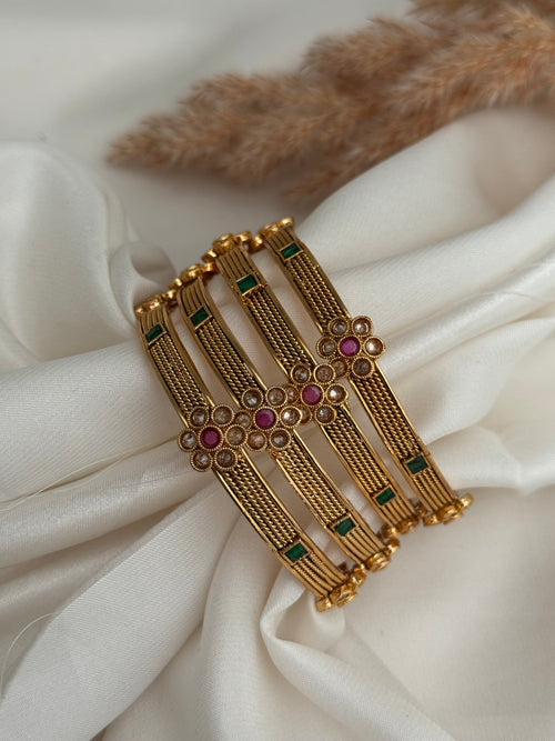 Gold gold imitation bangles Set of 4