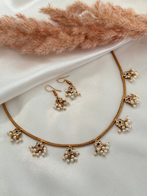 Asees sleek necklace set