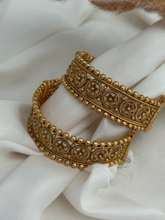 Gold screw bangle Set