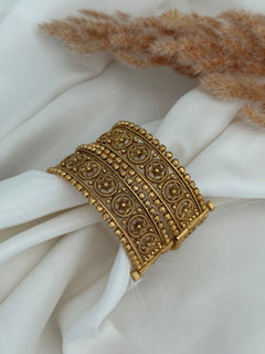 Gold screw bangle Set