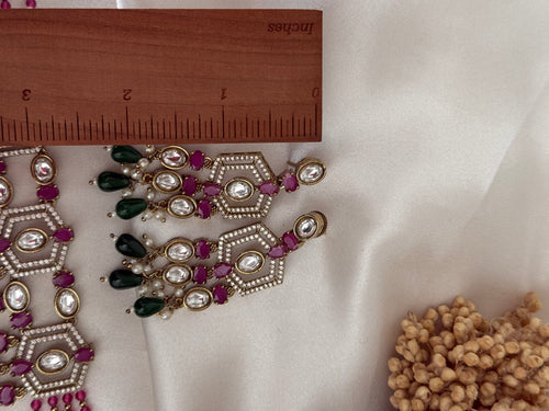 Tyani kundan choker set