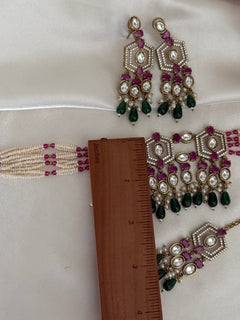 Tyani kundan choker set