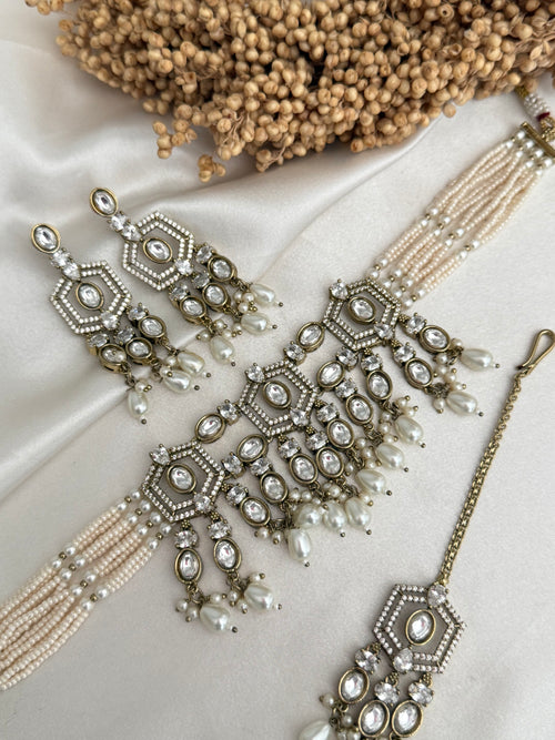 Tyani kundan choker set