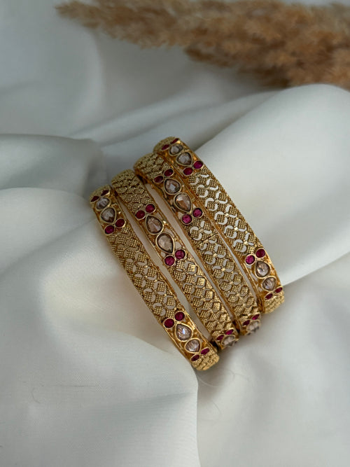 Gold imitation bangle Set of 4