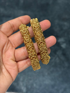 Gold imitation bangles set