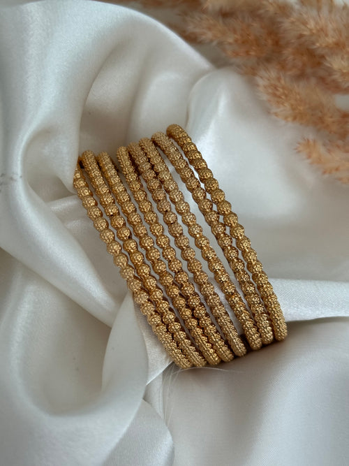 Gold imitation 8 bangles set