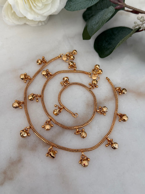 Gold imitation sleek Anklets