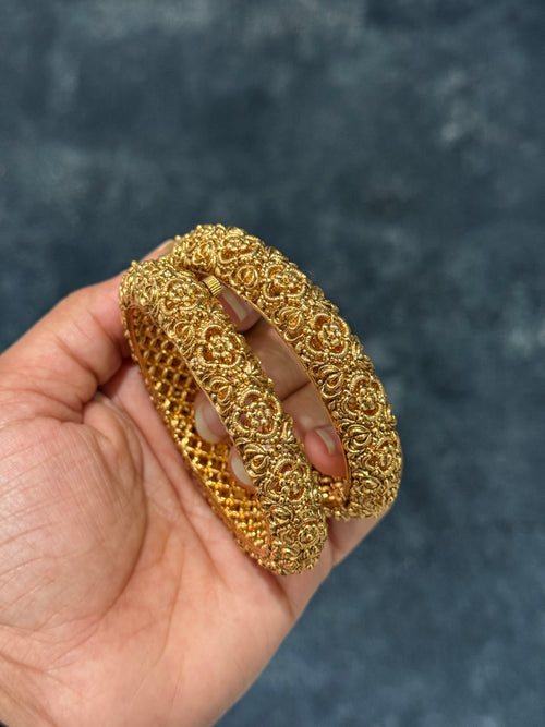 Gold imitation bangles set