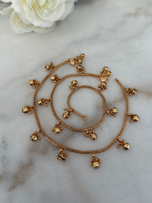 Gold imitation sleek Anklets