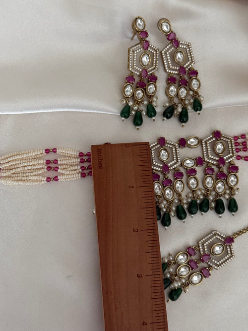 Tyani kundan choker set