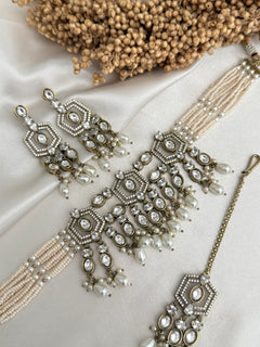 Tyani kundan choker set