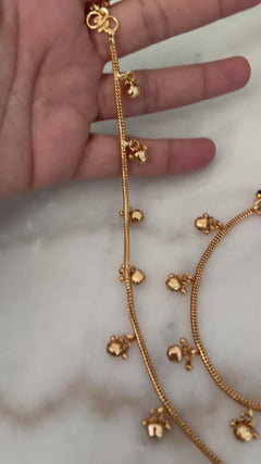 Gold imitation sleek Anklets